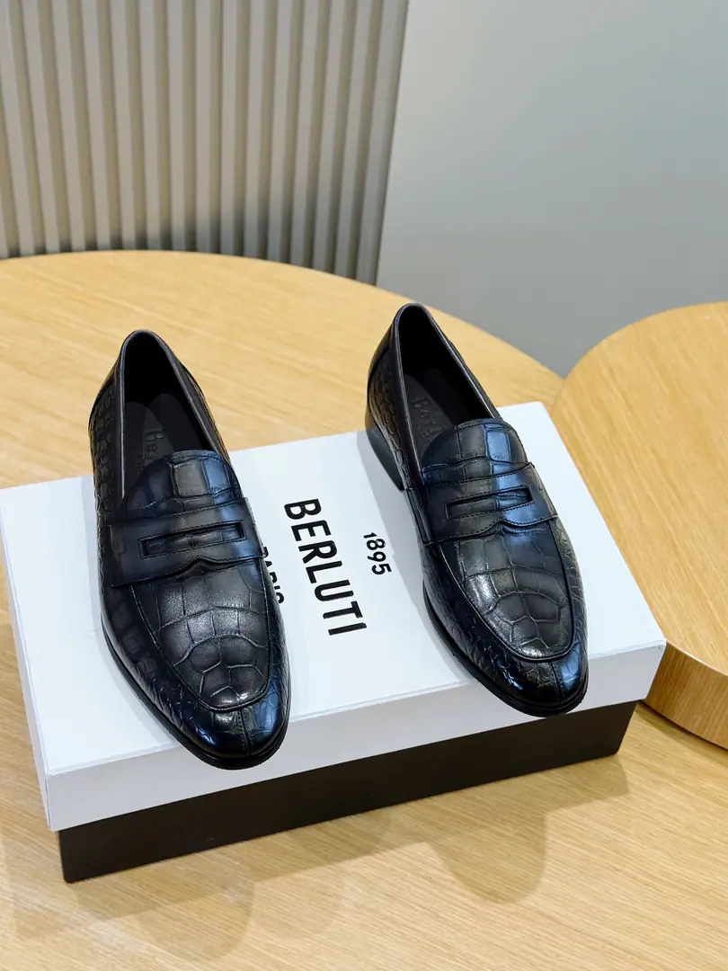BerlutiNewly dressed and dressed hand-held business shoes. Listen to the swipe.. ♪ To witness the radiant glowing on the shoes, Every patient process., A craft art that is so good at making a good work.. Imported cattle skin, In the cow's skin., That's a big one. Size:39-44 （38.45Do it.）