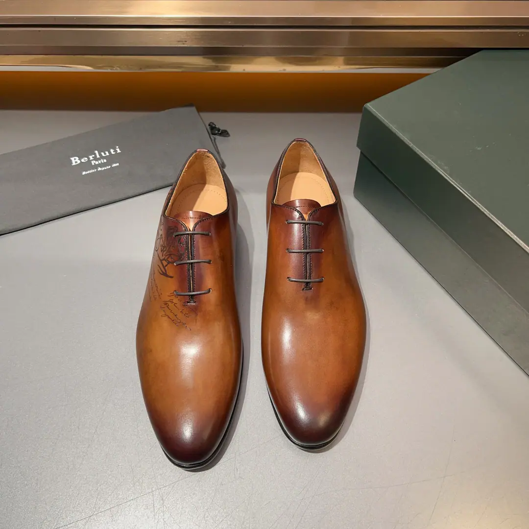 【Berluti】High-end fine. Skins for the skin., The original Italian is a very big one., The inside of the cow's skin.. Four seasons of new money.Alessandro DemesureSeries, Professional.PatinaColour treatment, Use thicker soles on regular shoe shoes., Inside against soles., TimeoutBerlutiThe sign adds a touch of grace to the soles of the shoe.. Size 39-44 38 45 Sold