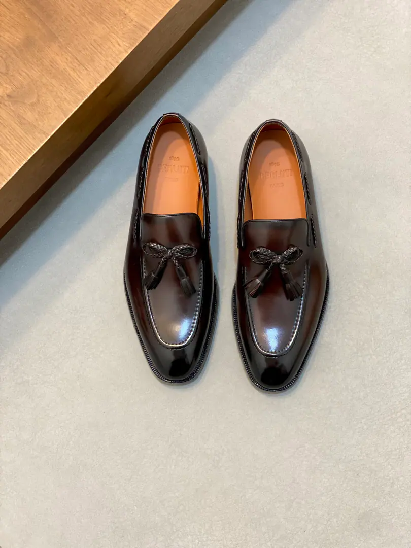 Berluti/Blue's got a big leather coat and shoes., Use imported cattle and shoes Soft and stylish., Artificial Colour Modification Process, Low profile luxury., Comfortable air-forming., That's a real leather. That's a big import., It's a remarkable attitude. Original package for full cabinet size: 39-44（45Custom）