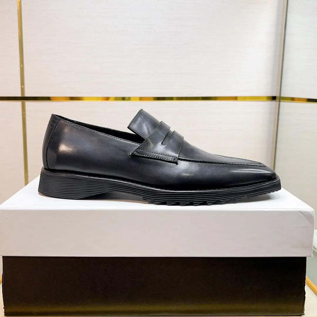 BerlutiBrute's men's shoes. This shoe-strap with a unique sense of modernity is out of order., The skin-shoe face is set with a very flexible and light sole.. The fabric is painted by the original cow skin.. Soft water to dye the cow's skin., Original Base. Codes: 39-44Code, 38 45Freeze!