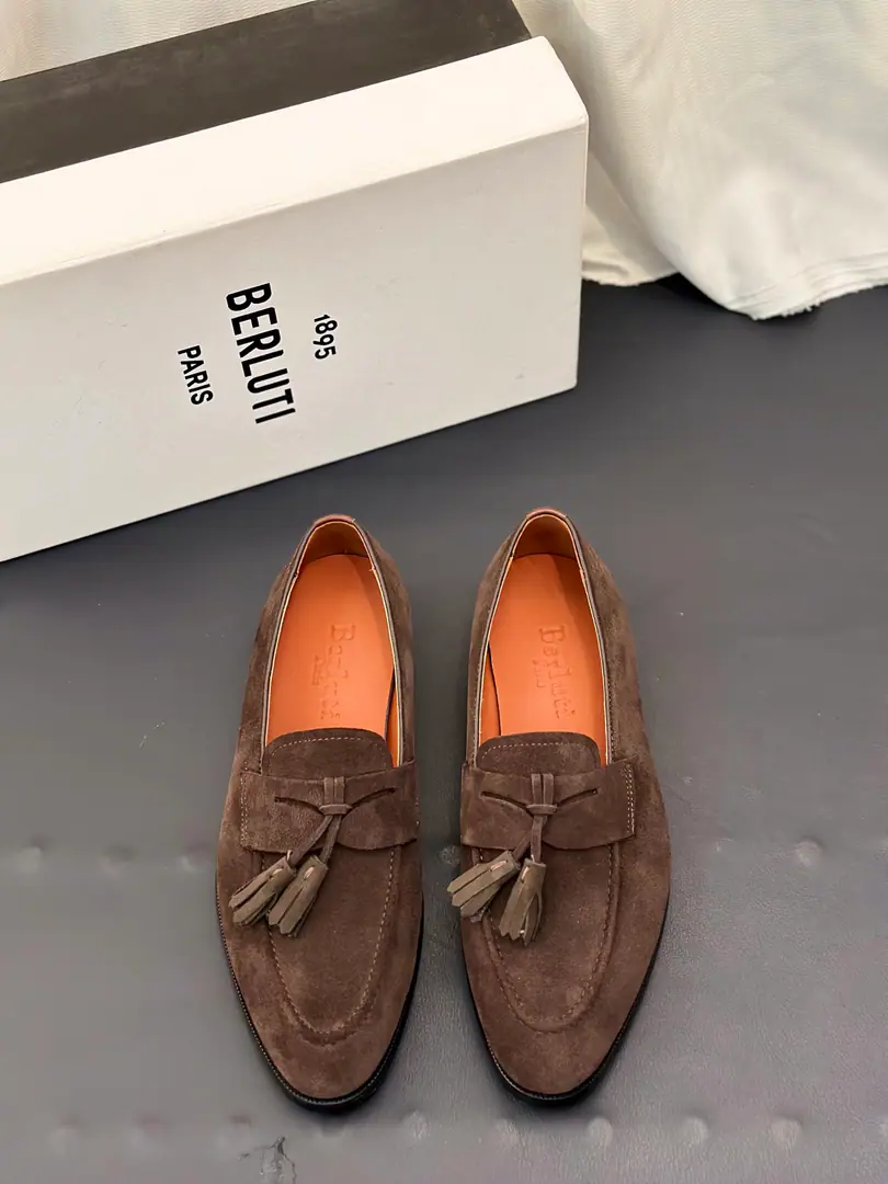 Berluti/Brute. The new man is wearing leather and platinum shoes., A pair of shoes with a little bit of a foot.！ High quality stability. Out-of-pocket shipment！ Selection of quality cattle shoes Manual Colouring Process The skin is so delicate. Skinning process Nice looking. Pygmy even. The skin is soft and resilient.. Geometric Cut, The classic English Fry Fly Shoes.. In the skin of the calf., Gold.logoFoot Details, Back of the back of the velvet., Walking comfortably with his feet is a great experience.. The import is so bottom-of-the-meat., Sewing process➕Semi-skinned cold glue technology, The rubber negatives are all over the back., Sliding steady., Comfortable, delicate, light-bonded male shoes. It's highly recommended., Dinner, Dinner., Wedding., The place is full of English shoes., Full package！ Size: 39-40-41-42-43-44（Customable38.45.46）Skins size.