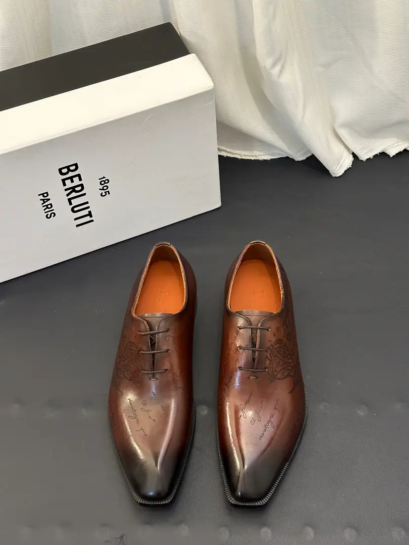 Berluti/Brute. The new man is wearing leather and platinum shoes., The croc skin is a leather-skinned cow.！ High quality stability. Out-of-pocket shipment！ Selection of quality cattle shoes Manual Colouring Process The skin is so delicate. Skinning process Nice looking. Pygmy even. The skin is soft and resilient.. Geometric Cut, The classic English Fry Fly Shoes.. In the skin of the calf., Gold.logoFoot Details, Back of the back of the velvet., Walking comfortably with his feet is a great experience.. The import is so bottom-of-the-meat., Sewing process➕Semi-skinned cold glue technology, The rubber negatives are all over the back., Sliding steady., Comfortable, delicate, light-bonded male shoes. It's highly recommended., Dinner, Dinner., Wedding., The place is full of English shoes., Full package？ Size: 39-40-41-42-43-44（Customable38.45.46）Skins size.