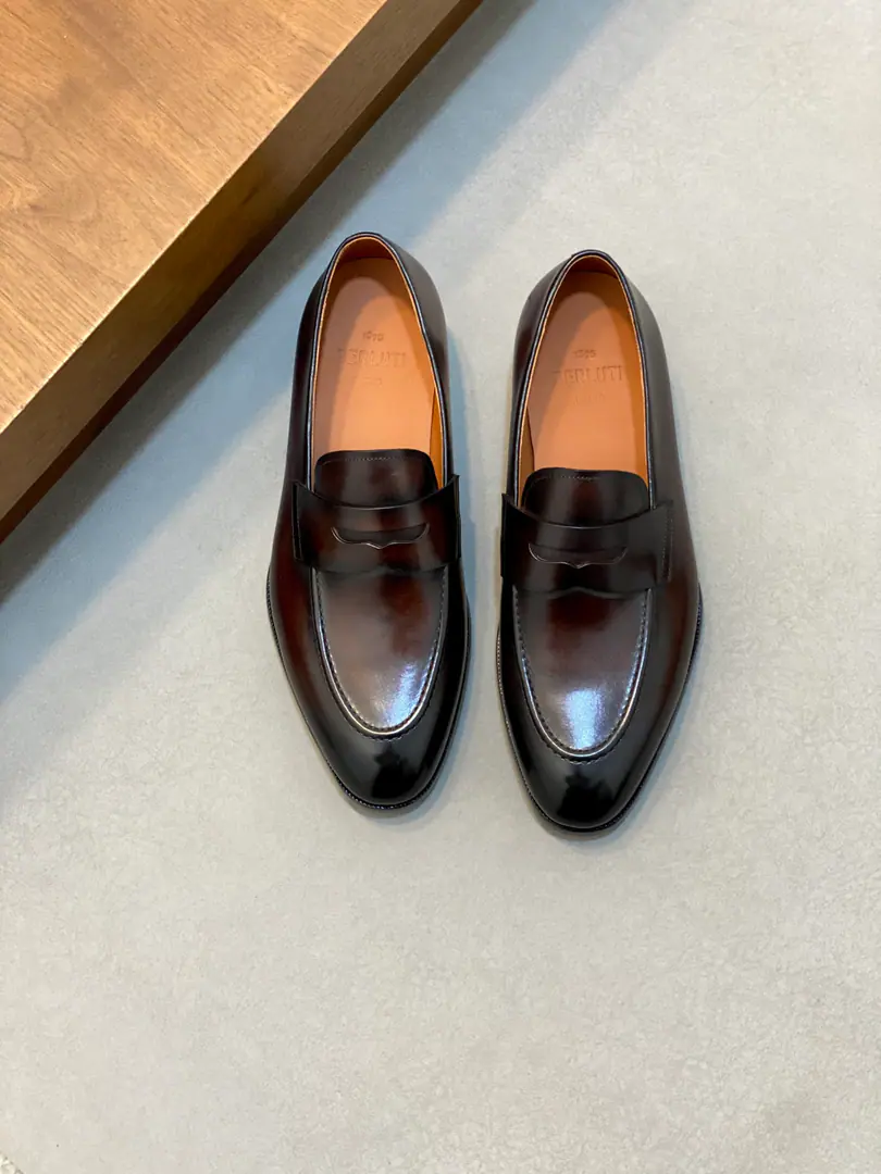Berluti/Blue's got a big leather coat and shoes., Use imported cattle and shoes Soft and stylish., Artificial Colour Modification Process, Low profile luxury., Comfortable air-forming., That's a real leather. That's a big import., It's a remarkable attitude. Original package for full cabinet size: 39-44（45Custom）