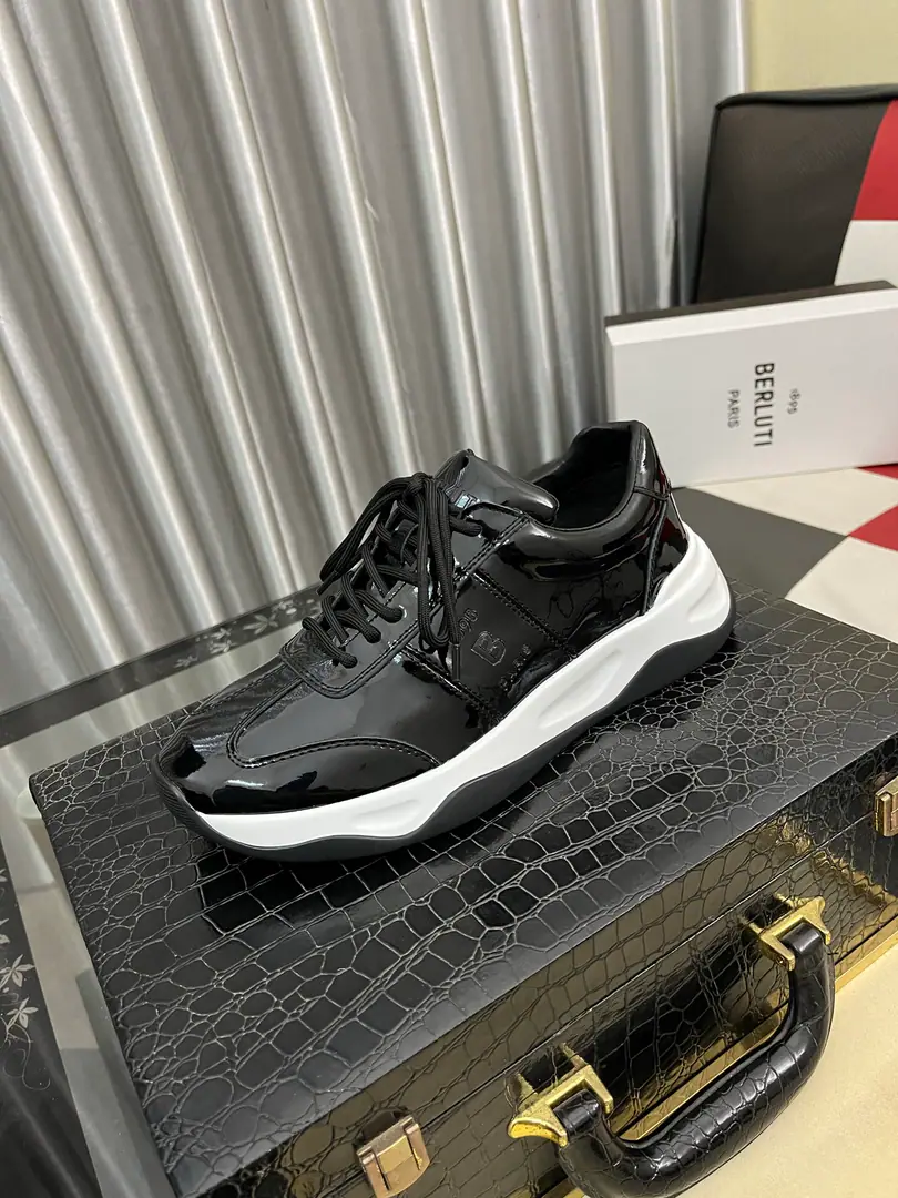 Get out of the factory.⌚️⌚️ Berlut* Brute. A man's foot is high and he's got a leisure shoe., The latest official show. Importing anti-emulsifiable material Importing calf skin inside. Pure rubber lightly. It's cozy and light.. Berlut* Insignia andlogoThe stamped captive gets the visual light., Stereos Scritto Graphics. High Chou-bang Air Pressure Embrax., It's a remarkable attitude.！ Size: 38-46