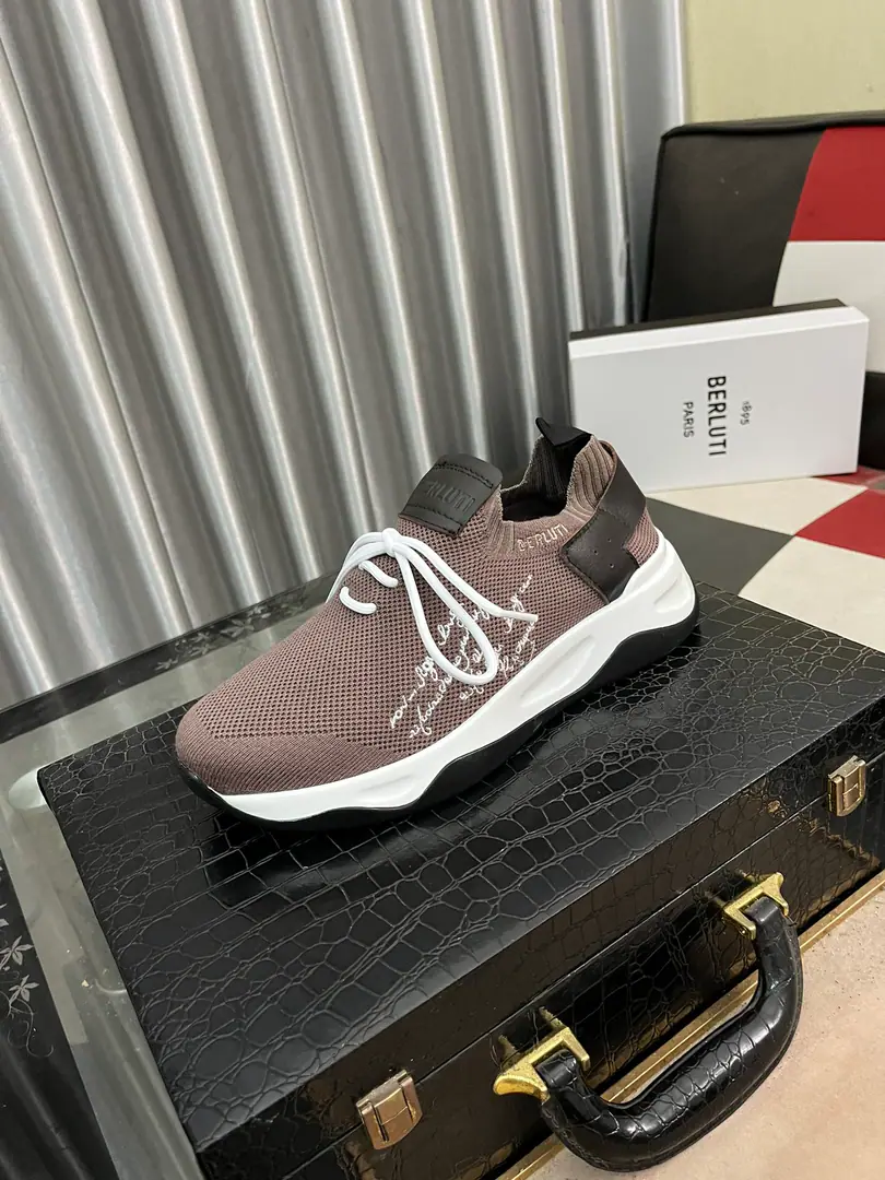 Get out of the factory.⌚️⌚️Berlui/Brute Brute's hand-skinned leisure shoes., Imported special skin colouring effect, The carving of the real sculptor. The most luxurious process. The rubber base is a special model in the skin of a cow. Slippers laser brand. Soyuz-head style design Jane is not a bad person. Shoe tongue.1895logoDetails of the badge Size: 38-44