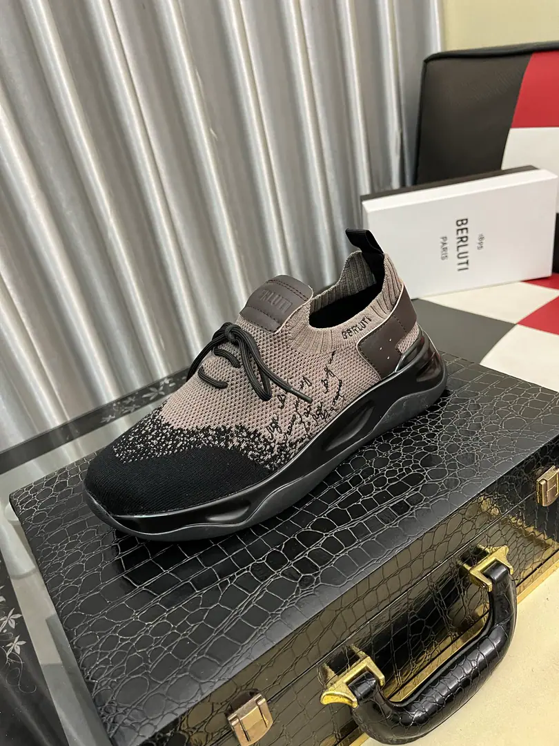 Get out of the factory.⌚️⌚️ BerlutiBrute Boys' Sports and Leisure Shoes The fabric is in the original sand-plated head, high-end cow skin. ｜A strong contrast to the colored swirling of shoes.｜Peeping, peeping eyes.｜Internal cushion heel.｜Original private templateTPU- The bubble. Size: 38-46
