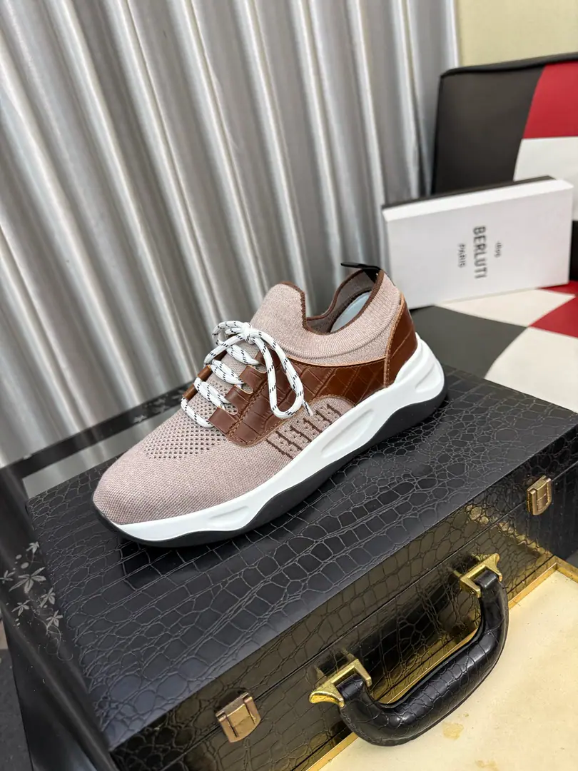 Get out of the factory.⌚️⌚️ Berlut* Brute. A man's foot is high and he's got a leisure shoe., The latest official show. Importing anti-emulsifiable material Importing calf skin inside. Pure rubber lightly. It's cozy and light.. Berlut* Insignia andlogoThe stamped captive gets the visual light., Stereos Scritto Graphics. High Chou-bang Air Pressure Embrax., It's a remarkable attitude.！ Size: 38-46
