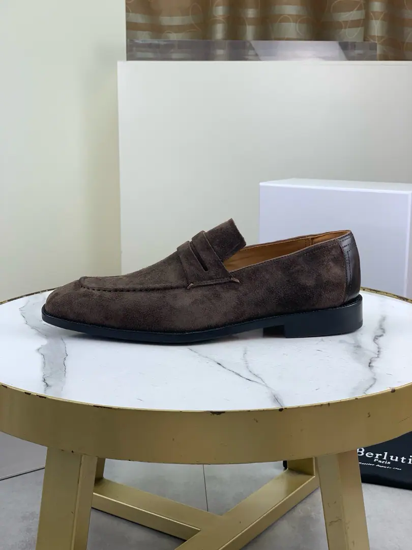 Plant prices Berluti/Brute. 1:1（That's a big line.）2026New shoes coming in. Select to import original velvet, The inside of the mat is a soft little cow skin. BrandlogoDouble Real leather. Otsumi! The sharp line of the soles echoes the color of the shoe. Stylish and comfortable. It's a perfect interpretation of fashion. Sunshine. It's a style. It's for every occasion. Whole package I'll save my own.. Colours: Curry, Gray, Almond. Size: 39-45（46- It's a deal.）