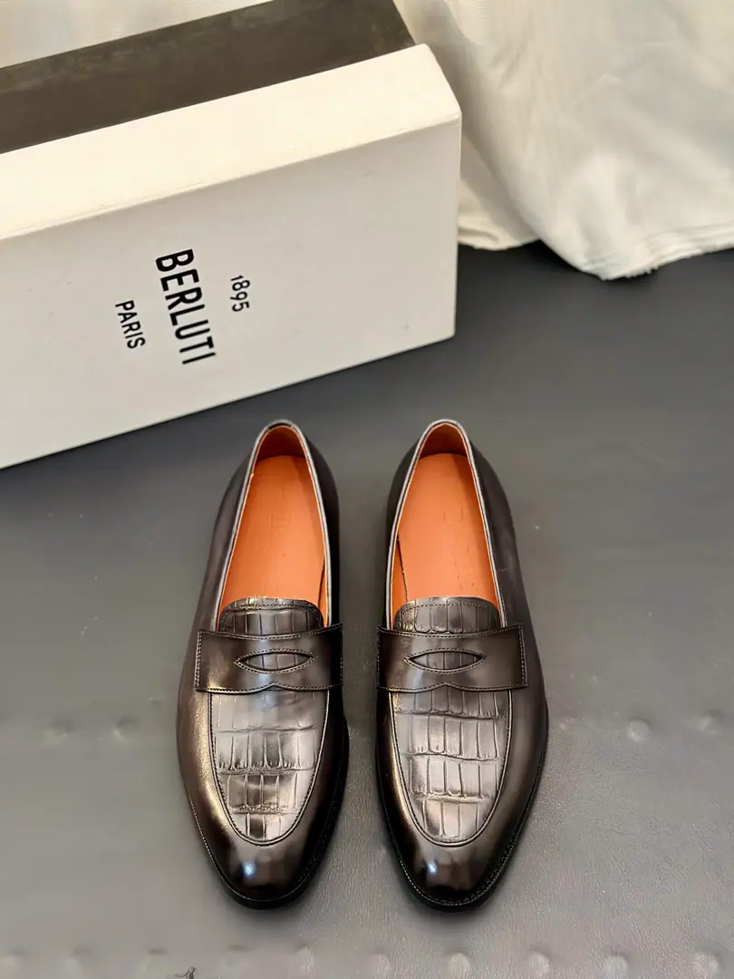 Berluti/Brute. The new man is wearing leather and platinum shoes., A pair of shoes with a little bit of a foot.！ High quality stability. Out-of-pocket shipment！ Selection of quality cattle shoes Manual Colouring Process The skin is so delicate. Skinning process Nice looking. Pygmy even. The skin is soft and resilient.. Geometric Cut, The classic English Fry Fly Shoes.. In the skin of the calf., Gold.logoFoot Details, Back of the back of the velvet., Walking comfortably with his feet is a great experience.. The import is so bottom-of-the-meat., Sewing process➕Semi-skinned cold glue technology, The rubber negatives are all over the back., Sliding steady., Comfortable, delicate, light-bonded male shoes. It's highly recommended., Dinner, Dinner., Wedding., The place is full of English shoes., Full package！ Size: 39-40-41-42-43-44（Customable38.45.46）Skins size.