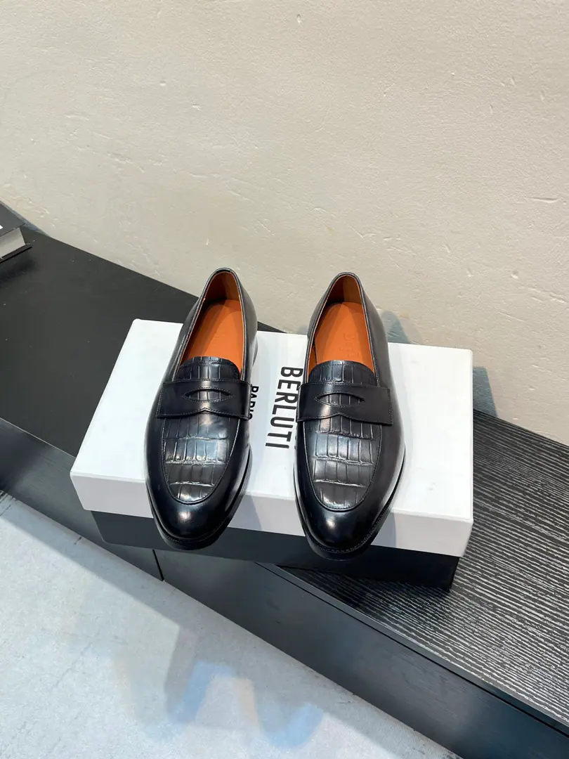 Berluti/Blue's got a big leather coat and shoes., Use imported cattle and shoes Soft and stylish., Artificial Colour Modification Process, Low profile luxury., Comfortable air-forming., That's a real leather. That's a big import., It's a remarkable attitude. Original package for full cabinet size: 39-44（37 38 45 46Custom）