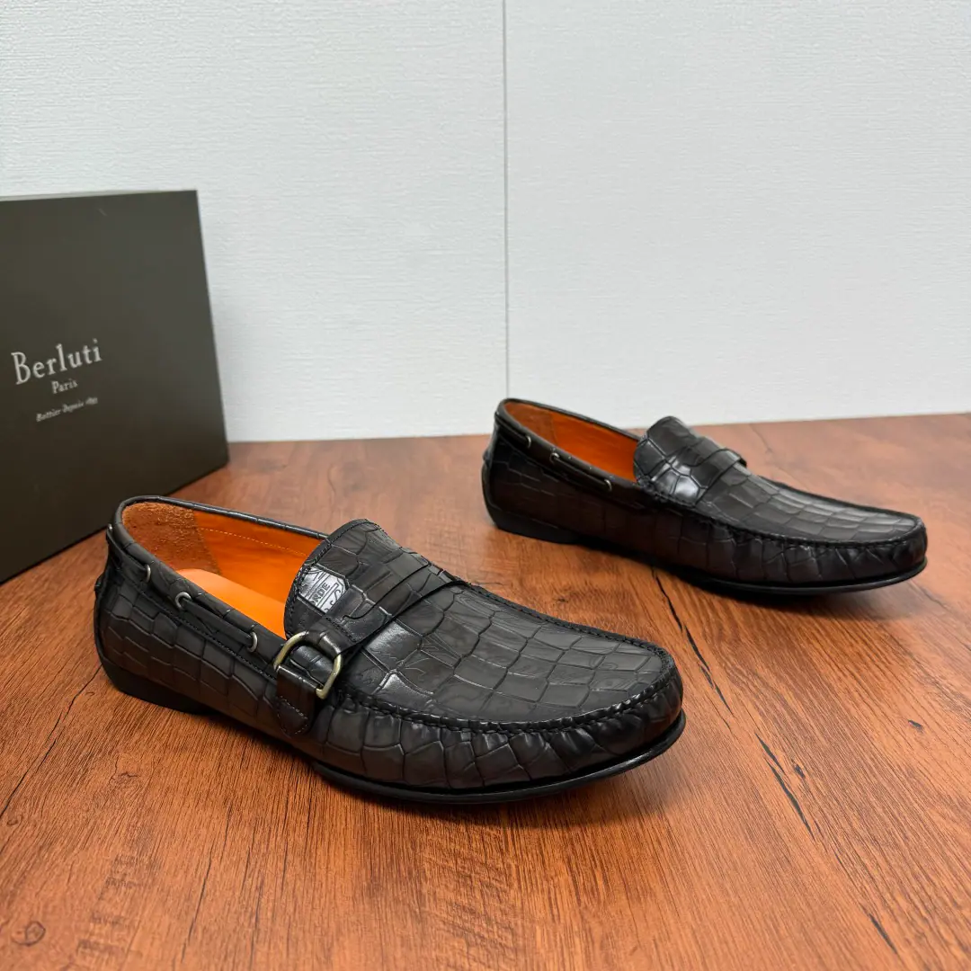 Berluti/Brute. A new man with a new tattoo is driving shoes with a new shoe.！ High-end quality feeling, Import top-of-the-art gator-gragged calf skin., It's a great quality., There's a little something on the shoe.ScrittoText Image, LogoStereometric separation, The O.S.A.'s handmade sewling of the horse wax line., Importing calf skin inside., Double-story calf mating and foot making, The shoe cushions are high and Osolay's all under pressure., The biggest difficulty with this shoe is the soles of the shoe., It cuts through the same body., Sew your hands in front and back, smooth-resistant rubber patches., It's not gonna get out of there., The fineness of the mold is very demanding., Shoe polishing process, It's a different light., The back and back are surrounded by the same-material leather belt., And high-quality metal eyes., A metal buttoned up with a leather belt of material, You're a good-looking guy., You're so good at it.！Full packaged dustproof bags~ Gray Blue Yellow brown tricolor option ！ Size: 39-40-41-42-43-44 Skins size.（The foot or the foot is bigger than the foot.） The cargo.: 001808- Crocodile tattoos. Gray