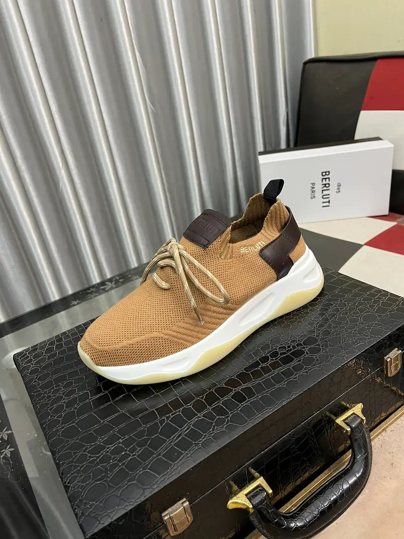 Get out of the factory.⌚️⌚️Berlui/Brute Brute's hand-skinned leisure shoes., Imported special skin colouring effect, The carving of the real sculptor. The most luxurious process. The rubber base is a special model in the skin of a cow. Slippers laser brand. Soyuz-head style design Jane is not a bad person. Shoe tongue.1895logoDetails of the badge Size: 38-44