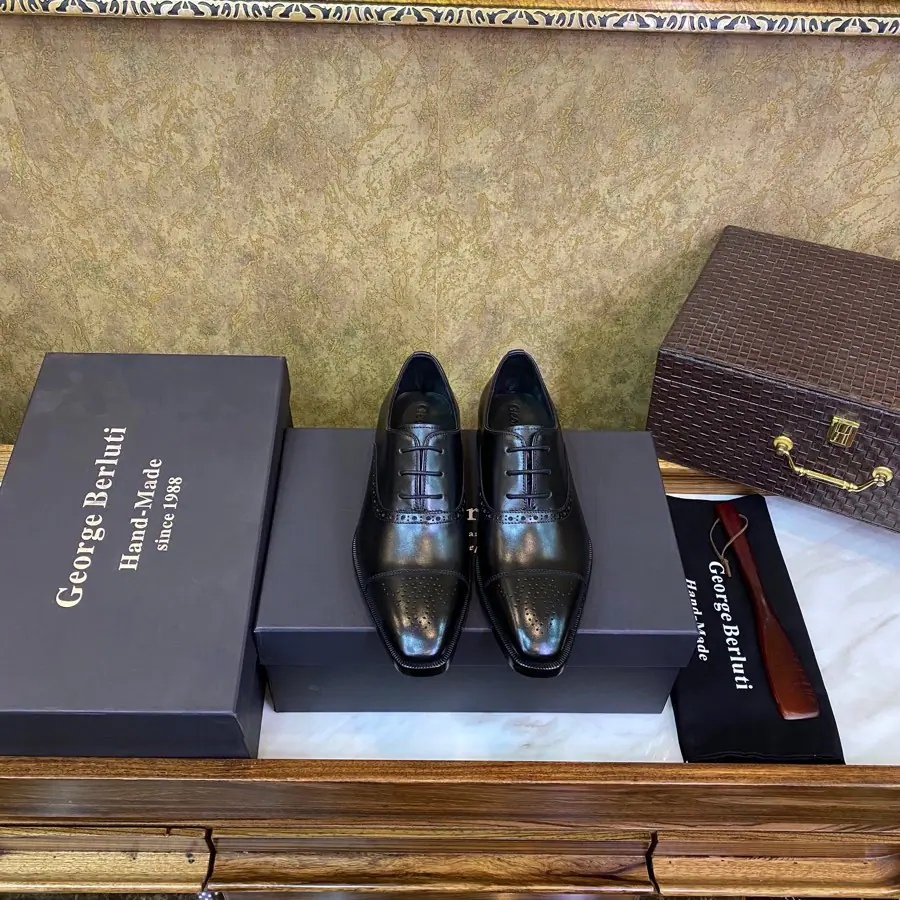 This year's cabinet is the latest.🔥Berlu+i 🔥Finally, the most expensive shoe in the world., The propaganda slogan is...: “When shoes have a soul”(When the shoes have a soul). 1895Born in France., And since then, the legendary man's shoe family has been on a world tour.. As a hundred-year-old family name,, There's only one designer., Not more than20A handmade shoemaker., It's a manual cost for each pair of shoes custom-made. It's only in an hour.——Very little output., So it's expensive., And that also guarantees that every pair is a work of art., Importing cattle skin inside the skin of the cow, That's a big import., It's a perfect detail. 38/45