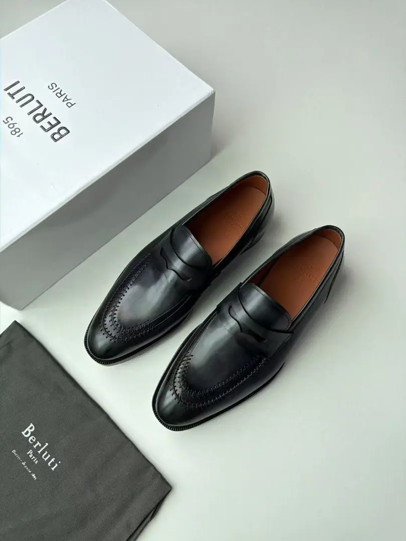 . Berluti Classic. Penny Loafer（Pins and Leafers.） Pattern, A shoelace-free set of feet, ♪ And bring a graceful lull ♪, Reconciling formal and leisure settings. Hand-made stitches and fine sculptations of the shoe., Yes. Berluti Representation of advanced processes. PatinaManual Colouring Process, The color is hand-wounded., Each pair is unique.. Codes: 39-45（38 46Make a reservation.） Colours: Dark Brown., Ashes black., Brown, Black Lan colour