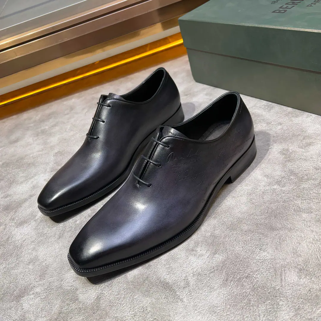 Berluti/Blue's got a big leather coat and shoes., Use imported cattle and shoes Soft and stylish., Artificial Colour Modification Process, Low profile luxury., Comfortable air-forming., That's a real leather. That's a big import., It's a remarkable attitude. Original package for full cabinet Dollar Size: 39-44（38.45.Do it.）