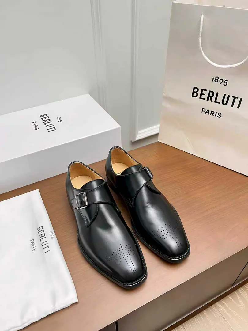 Berluti/Brute. The new man is wearing a pair of leather shoes.！ Selection of quality imported cow leather shoes Process pattern Hand-swipe process processing effects Sewn by the shoe face, The cow-skinmark line hand-sewn. It's all over the place. Berluti Details and spirituality. Semi-steak cooling process The atmosphere of the ancient plain. Shows the skin quality in a very fine way. Manual Colours The inside water dyes the cow's skin. Italy is a big-ass country., The rare gin-base process on the market, The back-and-back rubber negative is super-sliding. A pair of shoes with a good art style. I'm gonna go with the original private model.！ Black Brown. Two Colours Optional, Meeting different matchmaking needs. Original custom package sale！ Size: 39-40-41-42-43-44Skins size. （Customable38.45.46No re-election.）