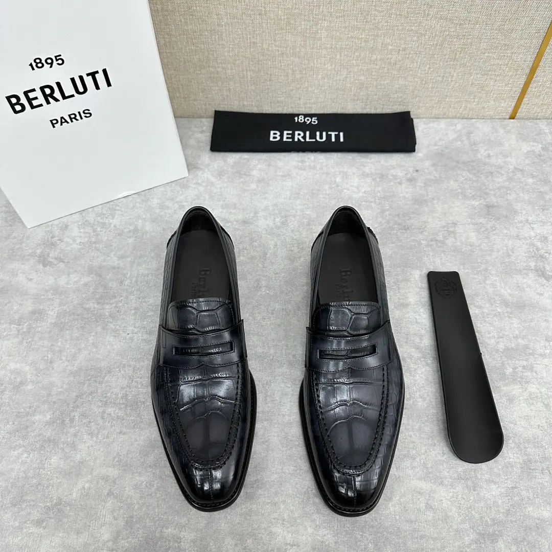 💋💍Berlut* Brute. The new man is hand-swipedled with his platter shoes. A unique source., A simple-ass driver's shoe. Select quality imported crocs to press their shoes. Hand-swipe process processing effects Semi-steak cooling process The atmosphere of the ancient plain. Shows the skin quality in a very fine way. Same-skinned leather strip decoration More manual. Inreben dyes the cow skin. Real rubber mixes are super smooth. A pair of shoes with a good art style. I'm gonna go with the original private model. Original custom package sale！ Colours: Black Gray Curry Standard leather shoe code number: 39～44#（38.45Do it.）Batch