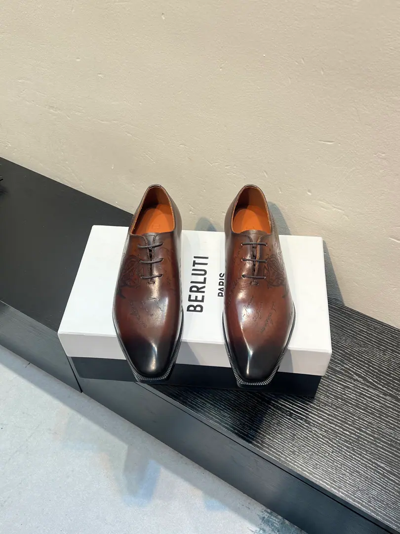 Berluti/Blue's got a big leather coat and shoes., Use imported cattle and shoes Soft and stylish., Artificial Colour Modification Process, Low profile luxury., Comfortable air-forming., That's a real leather. That's a big import., It's a remarkable attitude. Original package for full cabinet size: 39-44（38 45 46Custom）