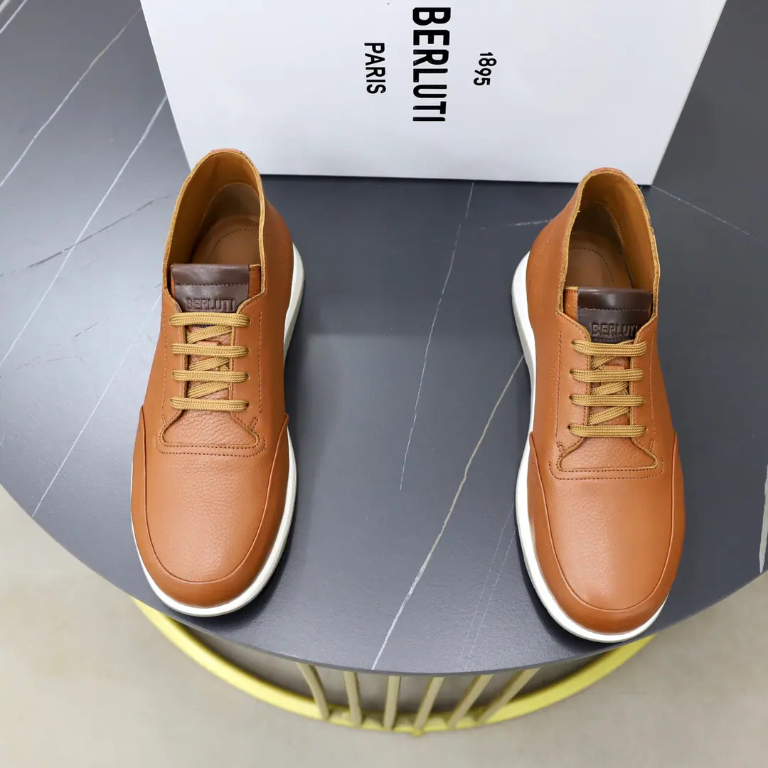 Berluti/Brute. EchappeeThe series of Derby Shoes. ！ This leather leisure shoe. The shoe face is a soft-stitched cow., Skins are delicate and soft., Natural leather with warm radiance., ♪ The touch is soft and hard ♪, It's hard to break your feet.. Simple approximation style, Flip sewn structure and wrapping leather, by the dottedBAlphabet Details, Classic round head design, Tie the cut-off., Inrebin has a high-end cow skin., The skin looks at the details., The pippe is all fine., ♪ Soft in touch ♪, It's a real shoe cushion.logoDetails of the logo, The back of the world is a remarkablely high cortex., Light rubber soles., The ideal choice of a man who makes a compromise between comfort and style.. Full package！ Size: 39-40-41-42-43-44Skins size.（Customable 38.45.46） The cargo.: E ZCentral Brown.