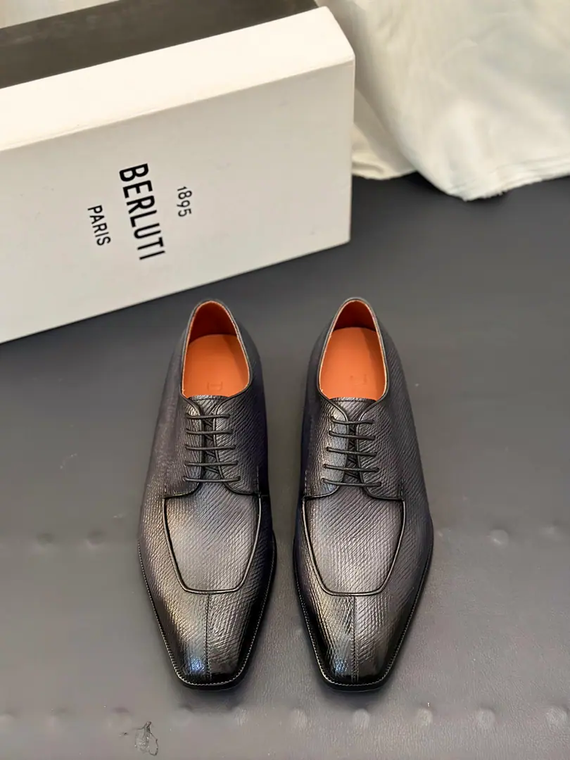 Berluti/Brute. The new man is wearing leather and platinum shoes., A pair of shoes with a little bit of a foot.！ High quality stability. Out-of-pocket shipment！ Selection of quality cattle shoes Manual Colouring Process The skin is so delicate. Skinning process Nice looking. Pygmy even. The skin is soft and resilient.. Geometric Cut, The classic English Fry Fly Shoes.. In the skin of the calf., Gold.logoFoot Details, Back of the back of the velvet., Walking comfortably with his feet is a great experience.. The import is so bottom-of-the-meat., Sewing process➕Semi-skinned cold glue technology, The rubber negatives are all over the back., Sliding steady., Comfortable, delicate, light-bonded male shoes. It's highly recommended., Dinner, Dinner., Wedding., The place is full of English shoes., Full package！ Size: 39-40-41-42-43-44（Customable38.45.46）Skins size.