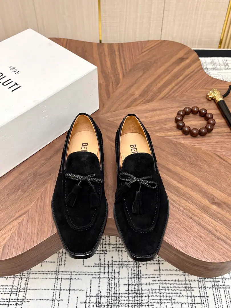 Get out of the factory. Berluti/Blue's got a big leather coat and shoes., Use imported cattle and shoes Soft and stylish., Artificial Colour Modification Process, Low profile luxury., Comfortable air-forming., That's a real leather. That's a big import., It's a remarkable attitude. Original package for full cabinet size: 39-44（45Custom）