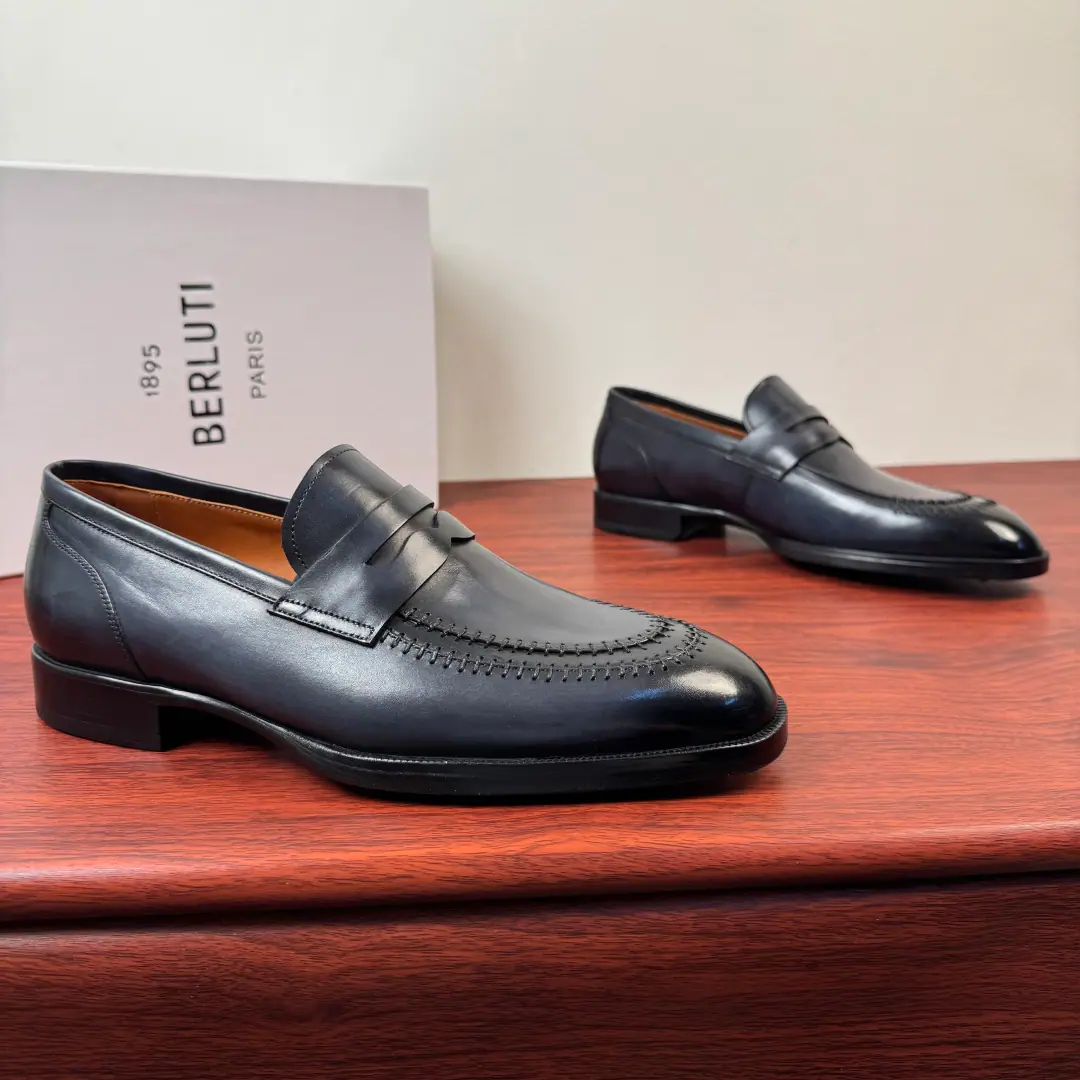 Berluti/Brute. The new man is wearing leather and platinum shoes., A pair of shoes with a little bit of a foot.！ High quality stability. Out-of-pocket shipment！ Selection of quality cattle shoes Manual Colouring Process The skin is so delicate. Skinning process Nice looking. Pygmy even. The skin is soft and resilient.. Geometric Cut, The classic English Fry Fly Shoes.. In the skin of the calf., Gold.logoFoot Details, Back of the back of the velvet., Walking comfortably with his feet is a great experience.. The import is so bottom-of-the-meat., Sewing process➕Semi-skinned cold glue technology, The rubber negatives are all over the back., Sliding steady., Comfortable, delicate, light-bonded male shoes. It's highly recommended., Dinner, Dinner., Wedding., The place is full of English shoes., Full package！ Size: 39-40-41-42-43-44（Customable38.45.46）Skins size. The cargo.: LH -5G Gray