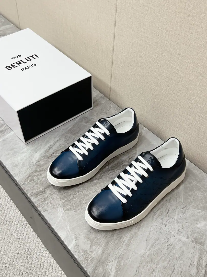 BerlutiThe latest old money and leisure shoes in Burrudy Springs. Berluti（Borrutti.）It's a French platter., AffiliationLVMHGroup The main hand-swiped cow skin. The main one is high-end men's shoes. Very simple, leisure shoes. The shoe is branded.VeneziaCowskin., Soft and delicate., The color of the distribution is full of marks.ScrittoHandwritten Stripes Jane's got a little bit of a low-end outfit. White rubber is thick. Lightly quantified and skating resistant No extra suture on the shoe. The whole cow's skin is in one shape. Artisanal oil dyeing process There are slight differences in each two-string colours. It's a quality that's unique to the hand.Size: 39-45