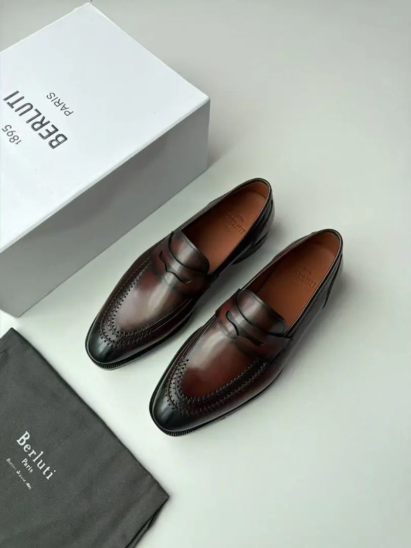 . Berluti Classic. Penny Loafer（Pins and Leafers.） Pattern, A shoelace-free set of feet, ♪ And bring a graceful lull ♪, Reconciling formal and leisure settings. Hand-made stitches and fine sculptations of the shoe., Yes. Berluti Representation of advanced processes. PatinaManual Colouring Process, The color is hand-wounded., Each pair is unique.. Codes: 39-45（38 46Make a reservation.） Colours: Dark Brown., Ashes black., Brown, Black Lan colour