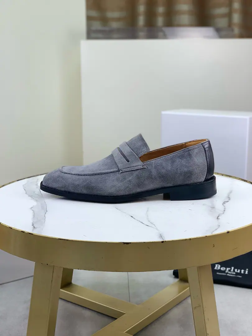 Plant prices Berluti/Brute. 1:1（That's a big line.）2026New shoes coming in. Select to import original velvet, The inside of the mat is a soft little cow skin. BrandlogoDouble Real leather. Otsumi! The sharp line of the soles echoes the color of the shoe. Stylish and comfortable. It's a perfect interpretation of fashion. Sunshine. It's a style. It's for every occasion. Whole package I'll save my own.. Colours: Curry, Gray, Almond. Size: 39-45（46- It's a deal.）
