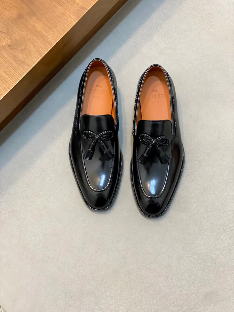 Berluti/Blue's got a big leather coat and shoes., Use imported cattle and shoes Soft and stylish., Artificial Colour Modification Process, Low profile luxury., Comfortable air-forming., That's a real leather. That's a big import., It's a remarkable attitude. Original package for full cabinet size: 39-44（45Custom）