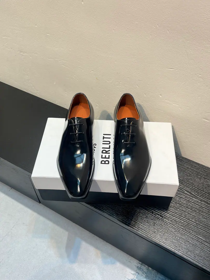 Berluti/Blue's got a big leather coat and shoes., Use imported cattle and shoes Soft and stylish., Artificial Colour Modification Process, Low profile luxury., Comfortable air-forming., That's a real leather. That's a big import., It's a remarkable attitude. Original package for full cabinet size: 39-44（38 45 46Custom）
