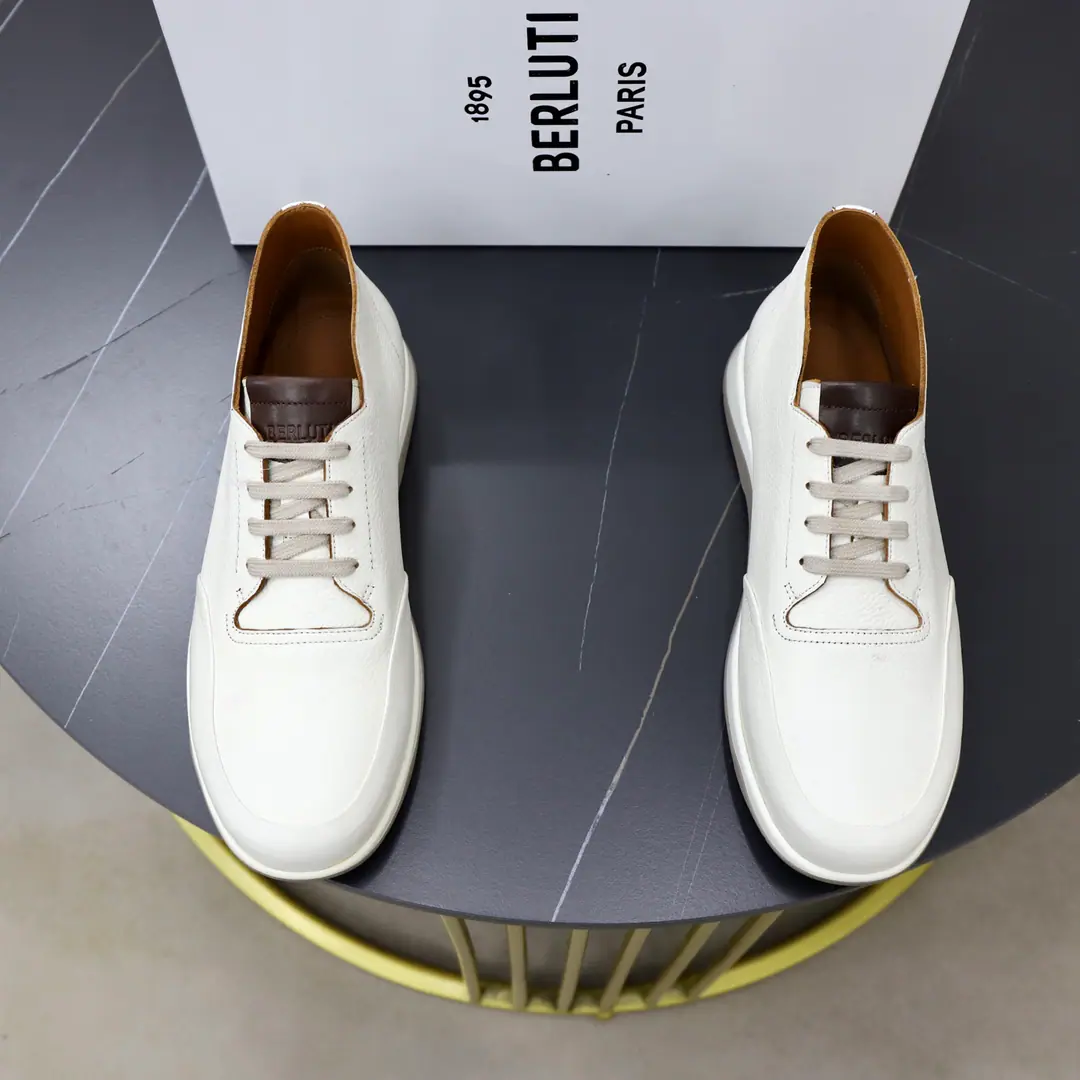 Berluti/Brute. EchappeeThe series of Derby Shoes. ！ This leather leisure shoe. The shoe face is a soft-stitched cow., Skins are delicate and soft., Natural leather with warm radiance., ♪ The touch is soft and hard ♪, It's hard to break your feet.. Simple approximation style, Flip sewn structure and wrapping leather, by the dottedBAlphabet Details, Classic round head design, Tie the cut-off., Inrebin has a high-end cow skin., The skin looks at the details., The pippe is all fine., ♪ Soft in touch ♪, It's a real shoe cushion.logoDetails of the logo, The back of the world is a remarkablely high cortex., Light rubber soles., The ideal choice of a man who makes a compromise between comfort and style.. Full package！ Size: 39-40-41-42-43-44Skins size.（Customable 38.45.46） The cargo.: E ZCentral Brown.
