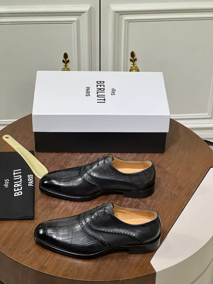 Berluti/Hand-held business shoes. Use imported cow skin on the shoe., In the cow's skin., That's a big one. Listen to the swipe.. ♪ To witness the radiant glowing on the shoes, Every patient process., A craft art that is so good at making a good work.. Size:38-46