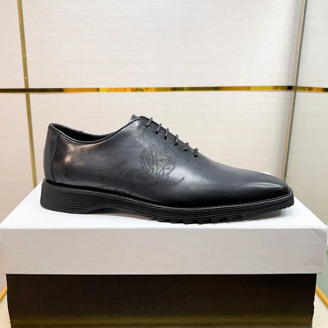BerlutiBrute's men's shoes. This shoe-strap with a unique sense of modernity is out of order., The skin-shoe face is set with a very flexible and light sole.. The fabric is painted by the original cow skin.. Soft water to dye the cow's skin., Original Base. Codes: 39-44Code, 38 45Freeze!