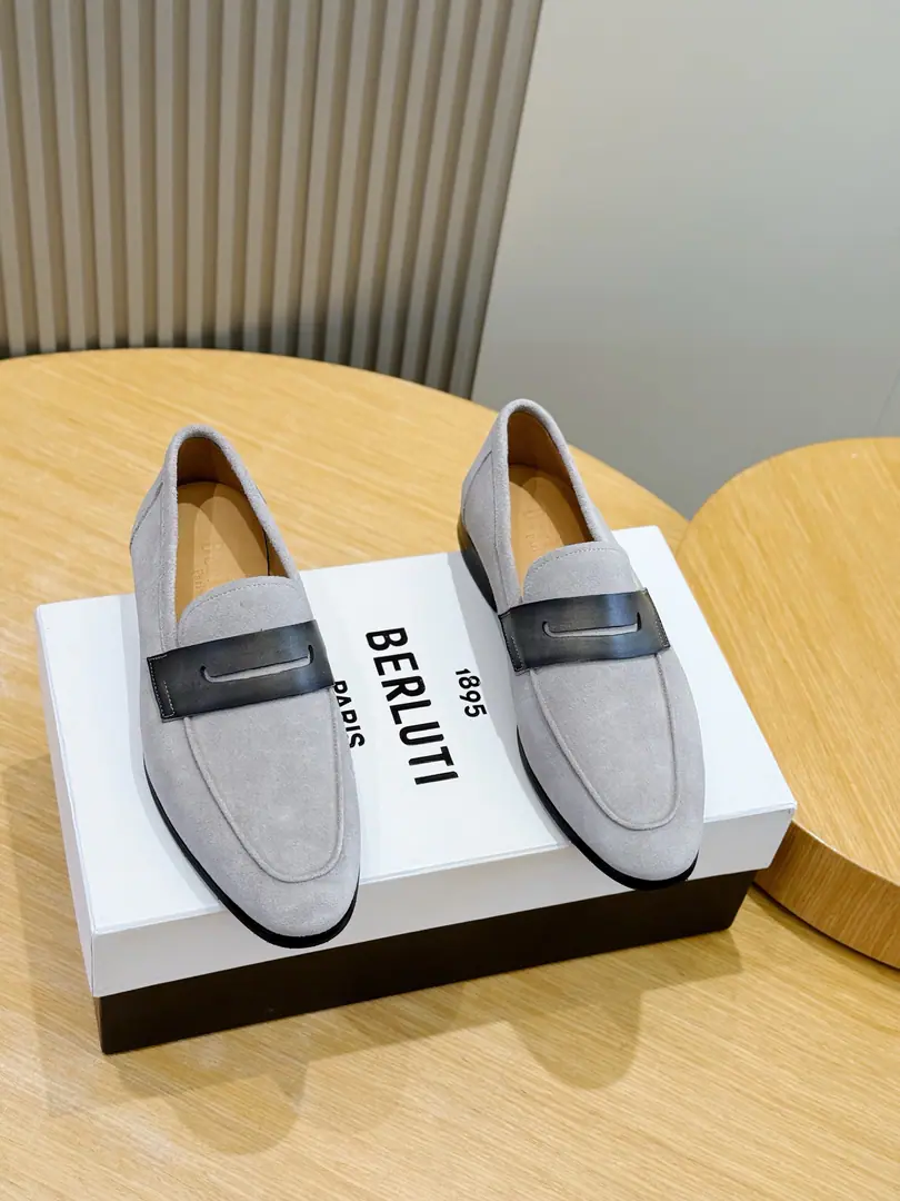 BerlutiNewly dressed and dressed hand-held business shoes. Listen to the swipe.. ♪ To witness the radiant glowing on the shoes, Every patient process., A craft art that is so good at making a good work.. Imported cattle skin, In the cow's skin., That's a big one. Size:39-44 （38.45Do it.）