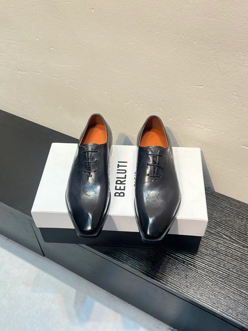 Berluti/Blue's got a big leather coat and shoes., Use imported cattle and shoes Soft and stylish., Artificial Colour Modification Process, Low profile luxury., Comfortable air-forming., That's a real leather. That's a big import., It's a remarkable attitude. Original package for full cabinet size: 39-44（38 45 46Custom）