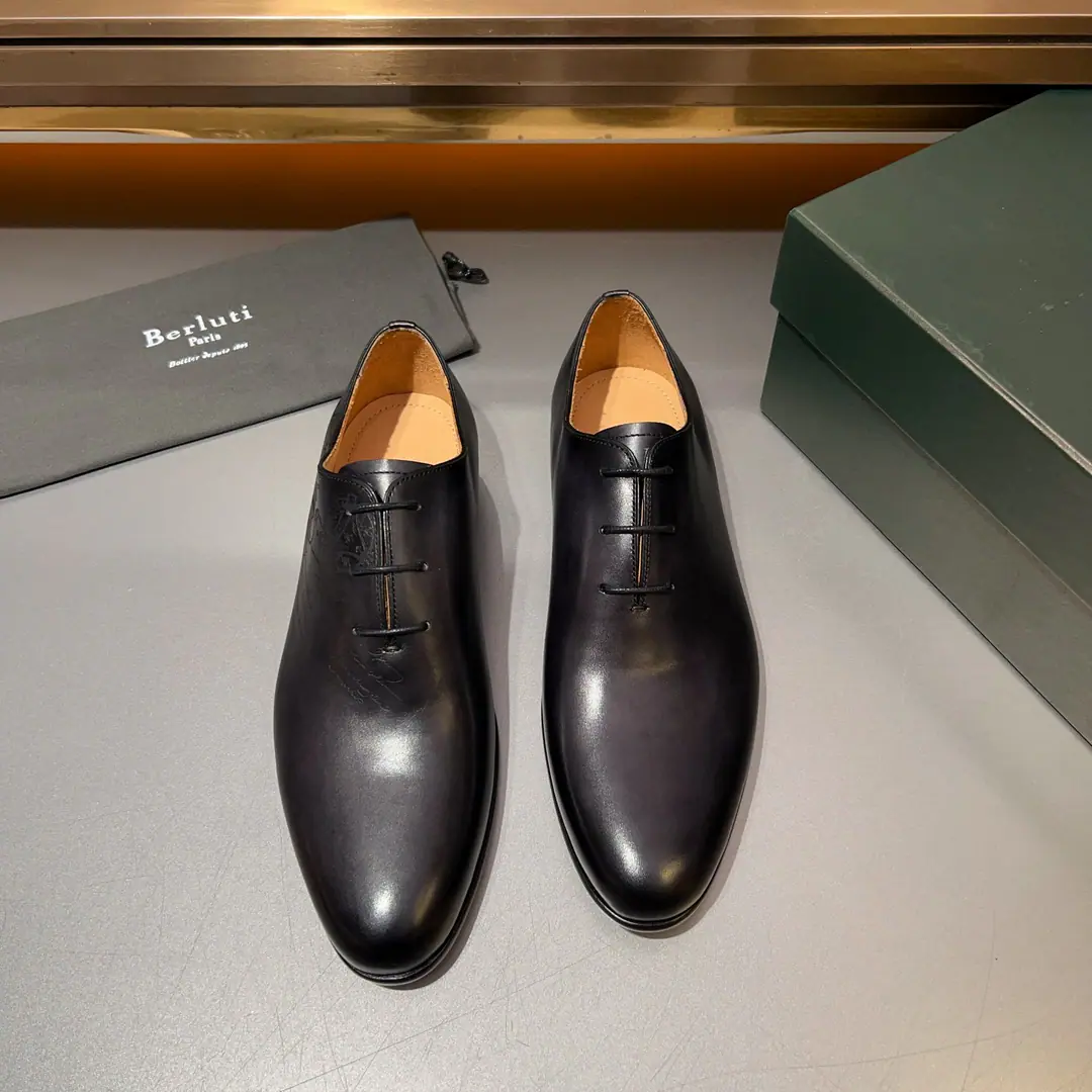 【Berluti】High-end fine. Skins for the skin., The original Italian is a very big one., The inside of the cow's skin.. Four seasons of new money.Alessandro DemesureSeries, Professional.PatinaColour treatment, Use thicker soles on regular shoe shoes., Inside against soles., TimeoutBerlutiThe sign adds a touch of grace to the soles of the shoe.. Size 39-44 38 45 Sold