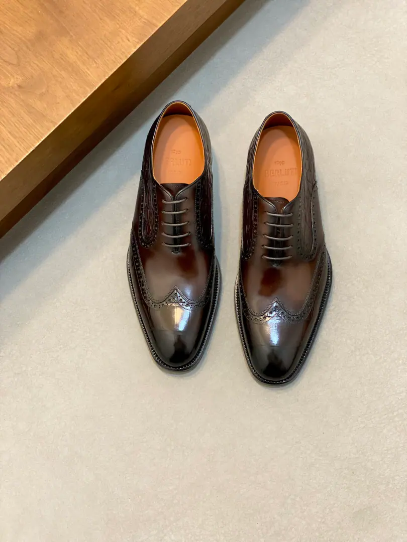 Berluti/Blue's got a big leather coat and shoes., Use imported cattle and shoes Soft and stylish., Artificial Colour Modification Process, Low profile luxury., Comfortable air-forming., That's a real leather. That's a big import., It's a remarkable attitude. Original package for full cabinet size: 39-44（45Custom）
