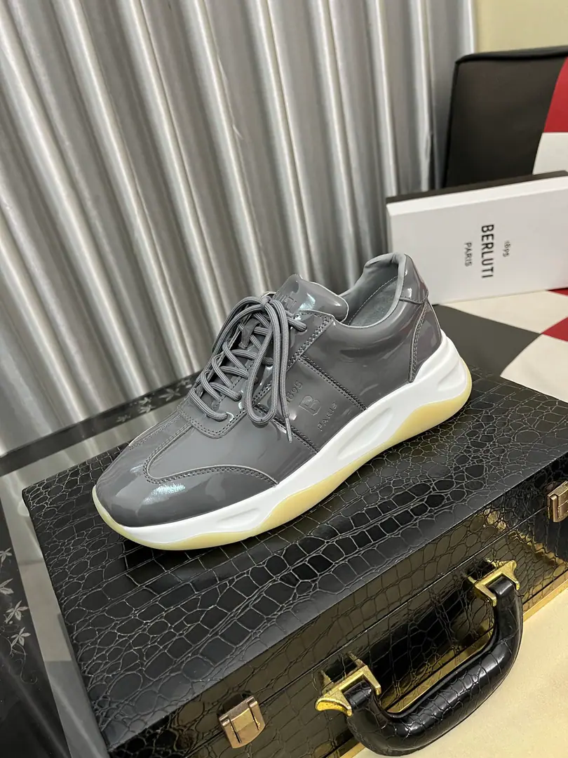 Get out of the factory.⌚️⌚️ Berlut* Brute. A man's foot is high and he's got a leisure shoe., The latest official show. Importing anti-emulsifiable material Importing calf skin inside. Pure rubber lightly. It's cozy and light.. Berlut* Insignia andlogoThe stamped captive gets the visual light., Stereos Scritto Graphics. High Chou-bang Air Pressure Embrax., It's a remarkable attitude.！ Size: 38-46