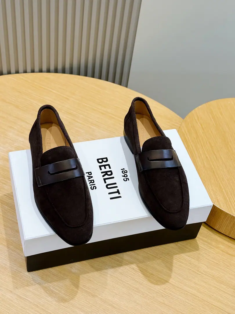 BerlutiNewly dressed and dressed hand-held business shoes. Listen to the swipe.. ♪ To witness the radiant glowing on the shoes, Every patient process., A craft art that is so good at making a good work.. Imported cattle skin, In the cow's skin., That's a big one. Size:39-44 （38.45Do it.）