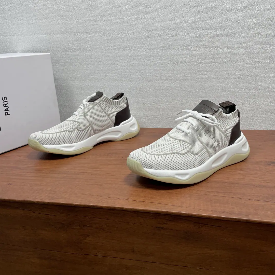 Berluti/Brute. New leather men's sneakers. This sneaker uses beehive-like knitted shoe., Back with the leather., - It's a good air., Structural stability, It's so cozy., You're not tired of wearing it.！The frenzy shoes are pretty big and stylish., It's good to support the foot., Undefined Design, Shoehead and heel were reinforced., It's a guarantee of air., And I've increased the durability of shoes.！Underside of the plaque., Soft and tender.TPUSlip-proof, sandal soles., I'm a little more comfortable on my feet., I'm comfortable with air.！Full packaged dustproof bags！ Codes: 39-40-41-42-43-44（38/45/46- It's a deal.）