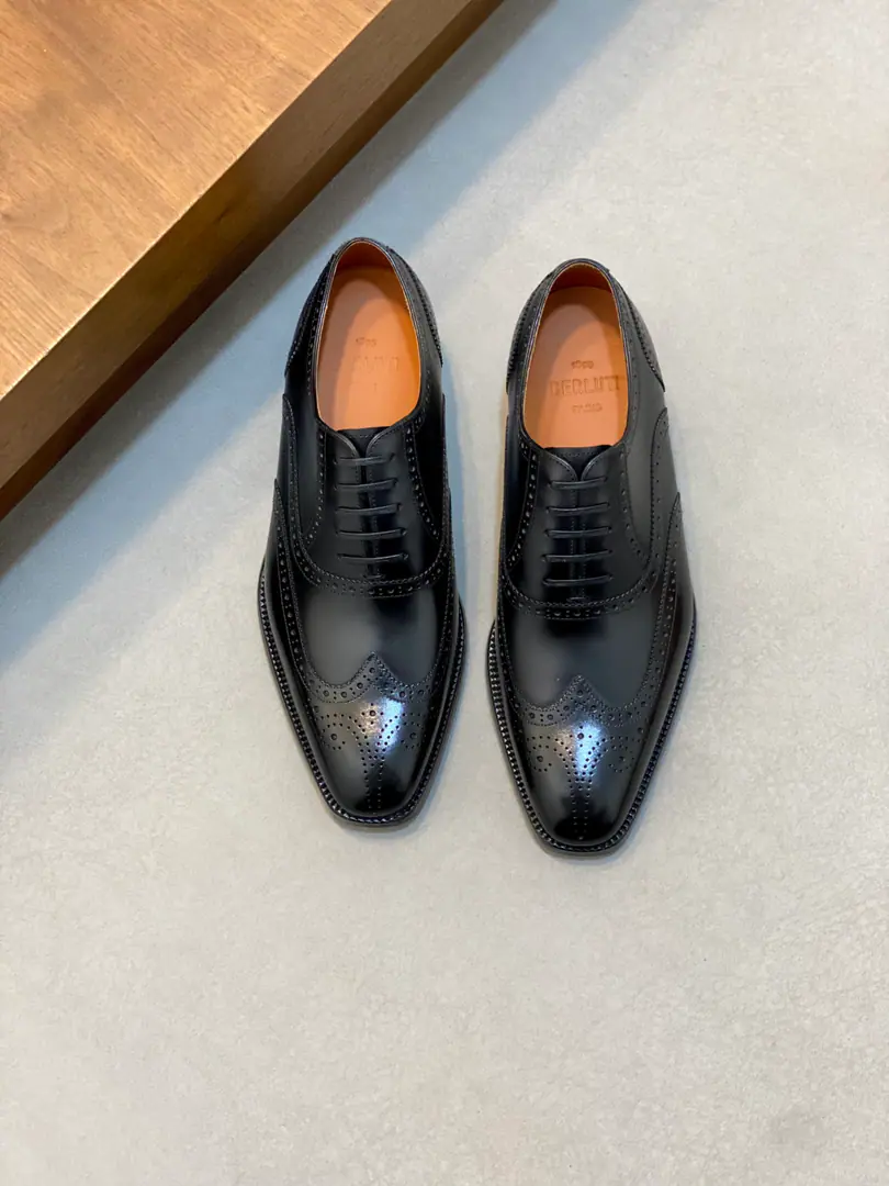 Berluti/Blue's got a big leather coat and shoes., Use imported cattle and shoes Soft and stylish., Artificial Colour Modification Process, Low profile luxury., Comfortable air-forming., That's a real leather. That's a big import., It's a remarkable attitude. Original package for full cabinet size: 39-44（45Custom）