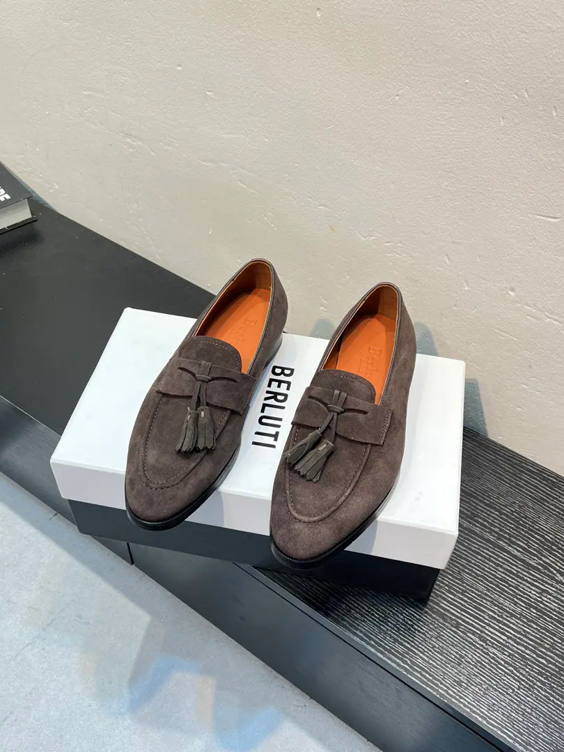 Berluti/Blue's got a big leather coat and shoes., Use imported cattle and shoes Soft and stylish., Artificial Colour Modification Process, Low profile luxury., Comfortable air-forming., That's a real leather. That's a big import., It's a remarkable attitude. Original package for full cabinet size: 39-44（37 38 45 46Custom）