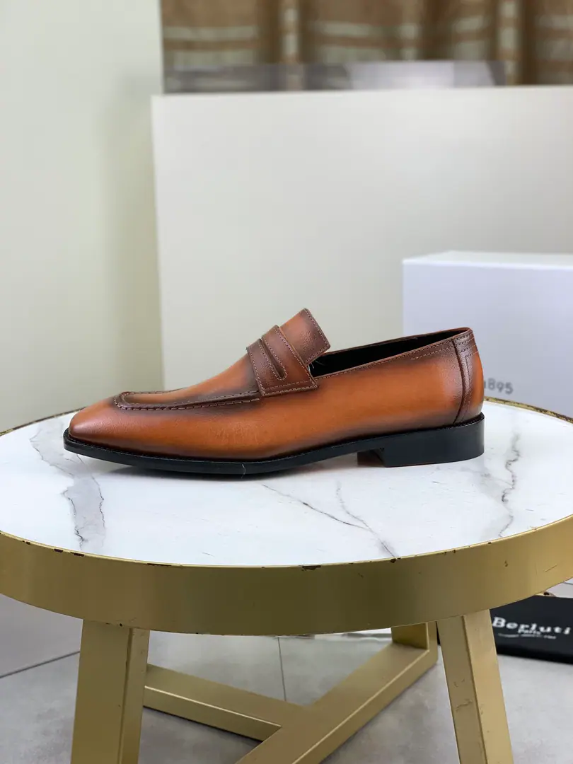 Plant prices Berluti/Brute. 1:1（That's a big line.）2026New shoes coming in. The original embryonic swirling sprouts are chosen for a pure manual re-colouring. The inside of the mat is a soft little cow skin. BrandlogoDouble Real leather. Otsumi! The sharp line of the soles echoes the color of the shoe. Stylish and comfortable. It's a perfect interpretation of fashion. Sunshine. It's a style. It's for every occasion. Whole package I'll save my own.. Colours: Curry, Brown., Gray Size: 39-45（38 46- It's a deal.）