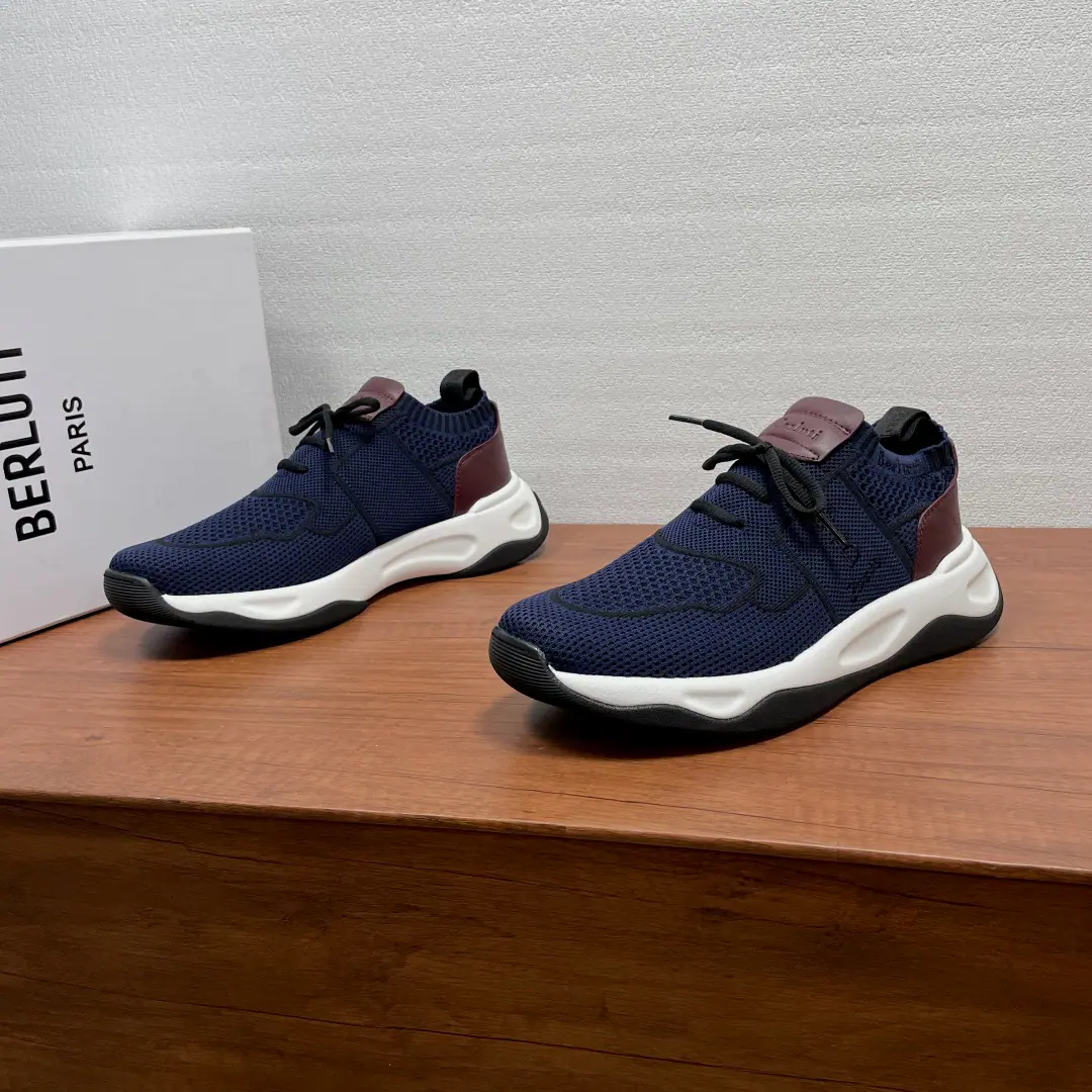 Berluti/Brute. New leather men's sneakers. This sneaker uses beehive-like knitted shoe., Back with the leather., - It's a good air., Structural stability, It's so cozy., You're not tired of wearing it.！The frenzy shoes are pretty big and stylish., It's good to support the foot., Undefined Design, Shoehead and heel were reinforced., It's a guarantee of air., And I've increased the durability of shoes.！Underside of the plaque., Soft and tender.TPUSlip-proof, sandal soles., I'm a little more comfortable on my feet., I'm comfortable with air.！Full packaged dustproof bags！ Codes: 39-40-41-42-43-44（38/45/46- It's a deal.）