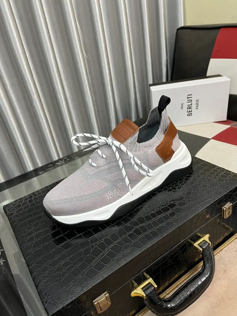 Get out of the factory.⌚️⌚️Berlui/Brute Brute's hand-skinned leisure shoes., Imported special skin colouring effect, The carving of the real sculptor. The most luxurious process. The rubber base is a special model in the skin of a cow. Slippers laser brand. Soyuz-head style design Jane is not a bad person. Shoe tongue.1895logoDetails of the badge Size: 38- ️⃣Colour Optional