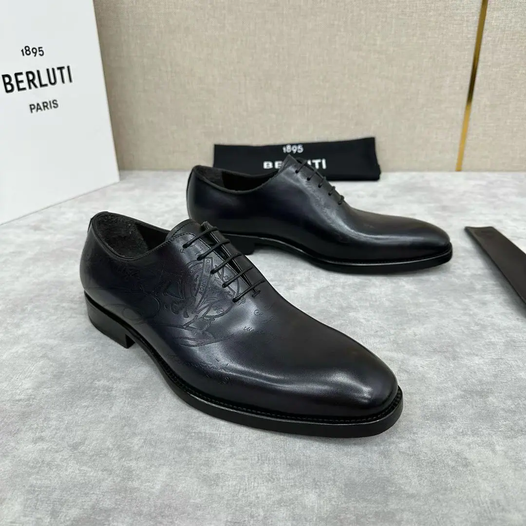 💋💍Berlut* Brute. New man polished his leather shoes and sold them. Selection of quality imported cow leather shoes Hand-swipe process processing effects Shoes are asymmetrical. scritto A tattoo., It's all over the place. Berlut* Details and spirituality. Semi-steak cooling process The atmosphere of the ancient plain. Shows the skin quality in a very fine way. Manual Colours The inside water dyes the cow's skin. Italy's great for smoothing up rubber negatives. A pair of shoes with a good art style. I'm gonna go with the original private model. Original custom package sale！ Colours: Black Gray Brown. Standard leather shoe code number: 39～44#（38.45🉑Do it.）Batch
