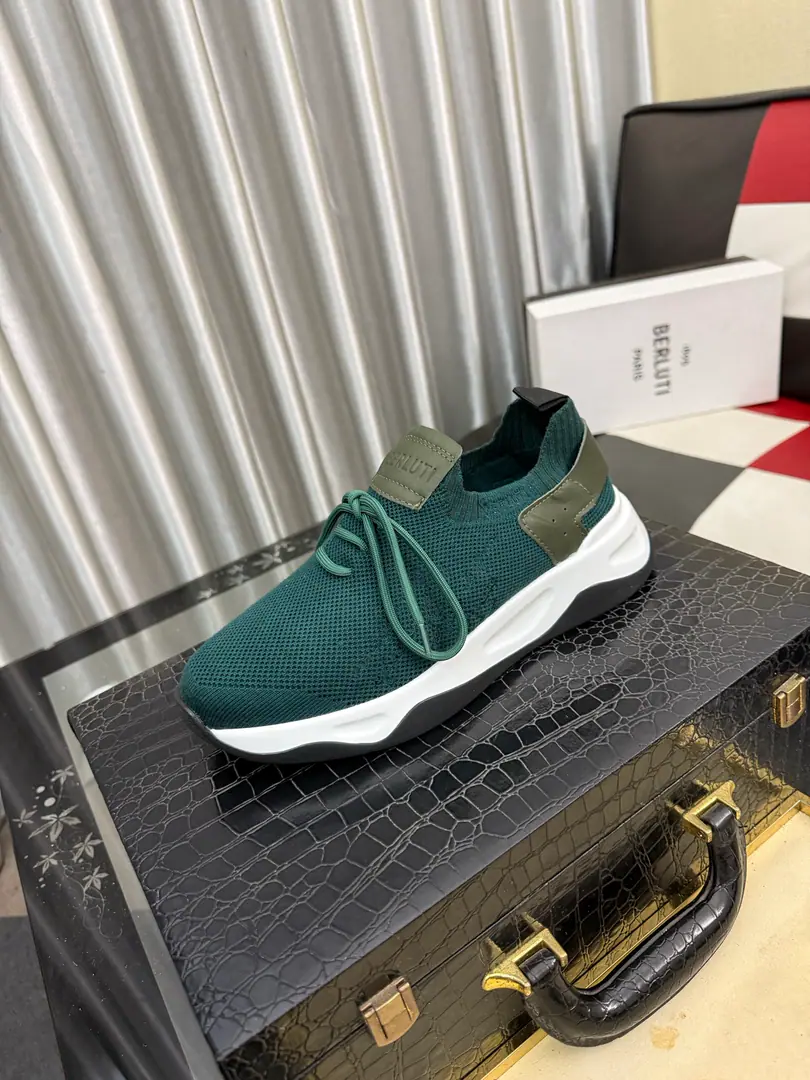 Get out of the factory.⌚️⌚️ Berlut* Brute. A man's foot is high and he's got a leisure shoe., The latest official show. Importing anti-emulsifiable material Importing calf skin inside. Pure rubber lightly. It's cozy and light.. Berlut* Insignia andlogoThe stamped captive gets the visual light., Stereos Scritto Graphics. High Chou-bang Air Pressure Embrax., It's a remarkable attitude.！ Size: 38-46