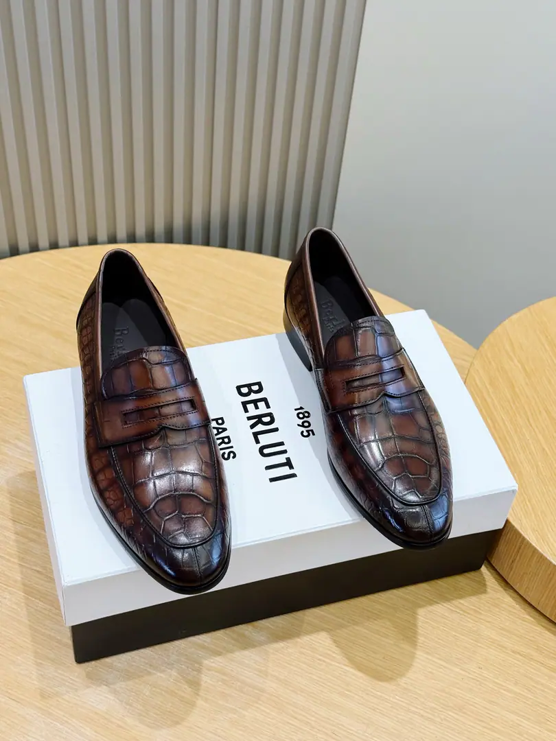 BerlutiNewly dressed and dressed hand-held business shoes. Listen to the swipe.. ♪ To witness the radiant glowing on the shoes, Every patient process., A craft art that is so good at making a good work.. Imported cattle skin, In the cow's skin., That's a big one. Size:39-44 （38.45Do it.）