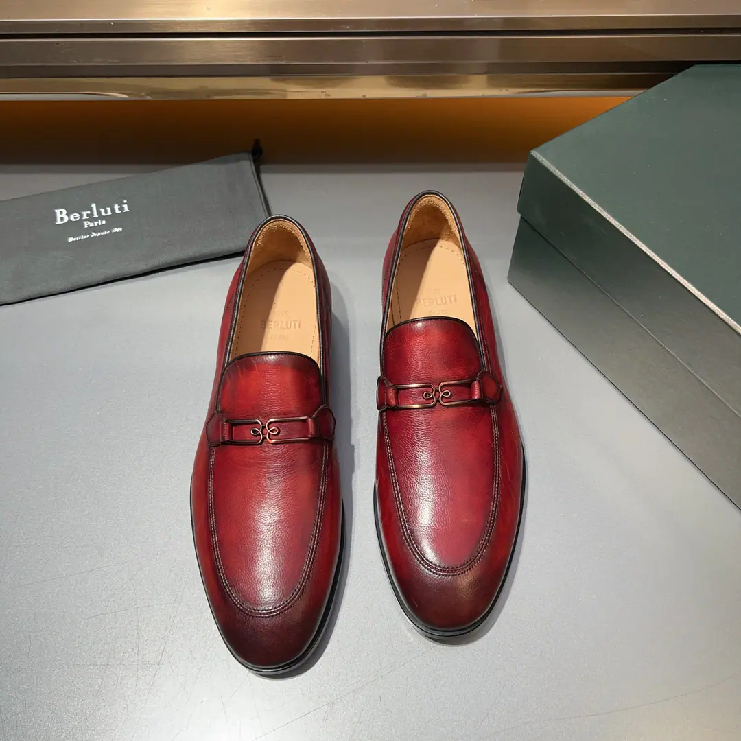 【Berluti】High-end fine. Skins for the skin., The original Italian is a very big one., The inside of the cow's skin.. Four seasons of new money.Alessandro DemesureSeries, Professional.PatinaColour treatment, Use thicker soles on regular shoe shoes., Inside against soles., TimeoutBerlutiThe sign adds a touch of grace to the soles of the shoe.. Size 39-44 38 45 Sold